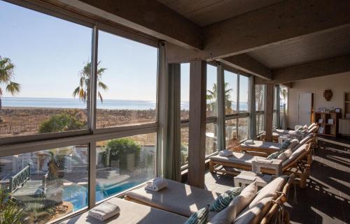 a room with a view of the beach and the ocean at Résidence Pierre & Vacances Les Bulles de Mer in Saint-Cyprien