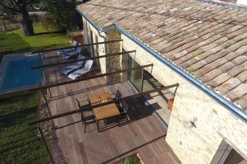 an overhead view of a deck with a table and chairs at Le cèdre bleu in Sablet