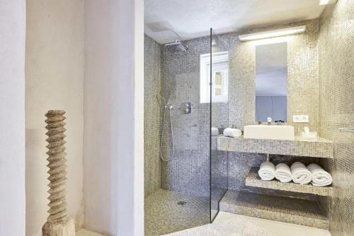 een badkamer met een douche en een wastafel bij Can Euna - San Agustin in San Jose de sa Talaia