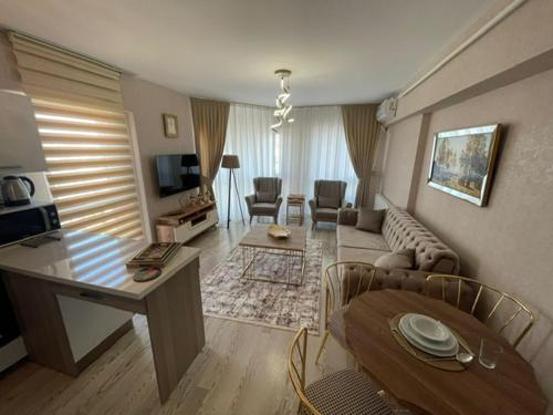 エセンユールトにあるDeluxe King Suite AS3のソファとテーブルのあるリビングルーム