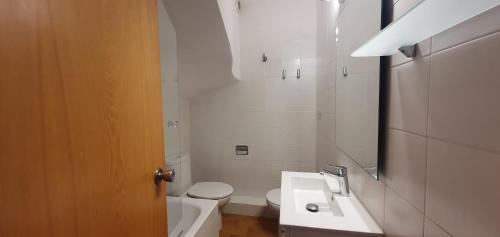 レスタルティットにあるitaca A 6 inmoestartitの白いバスルーム(洗面台、トイレ付)