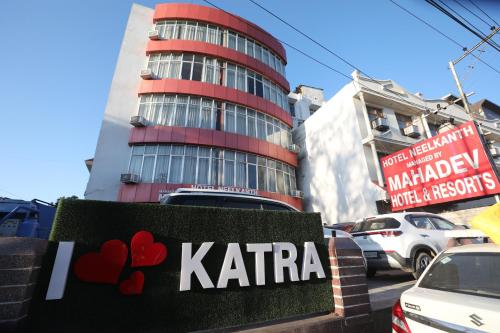 un cartello di fronte a un palazzo alto di Hotel Neelkanth Katra Managed By Mahadev Hotel and Resorts a Katra