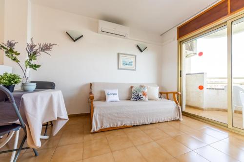 Zimmer mit einem Bett, einem Tisch und einem Fenster in der Unterkunft Córdoba con bonitas vistas in Salou