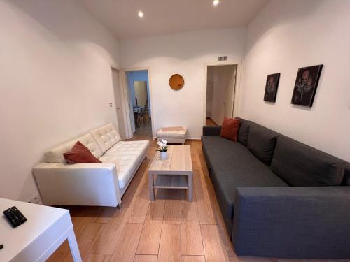 een woonkamer met een bank en een tafel bij Casas do Olival Apartments in Lissabon