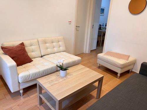 - un salon avec un canapé et une table basse dans l'établissement Casas do Olival Apartments, à Lisbonne