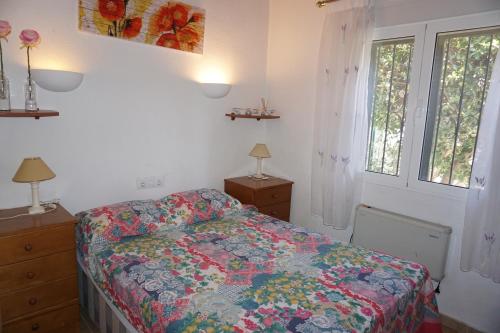 Monte PegoにあるSol y Lunaのベッドルーム(ベッド1台、窓付)