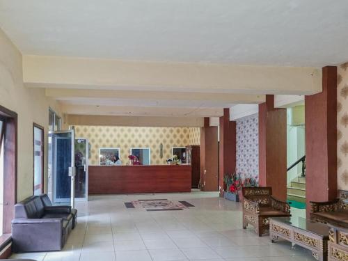 Χώρος καθιστικού στο Hotel Halmahera Palangkaraya Mitra RedDoorz