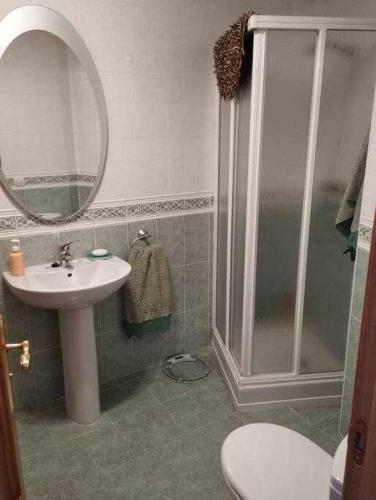 y baño con ducha, lavabo y espejo. en La casa de Ainhoa, en Teruel