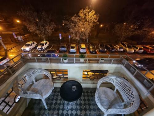 widok parkingu z dwoma krzesłami i samochodami w obiekcie Radac Residence w mieście Oradea