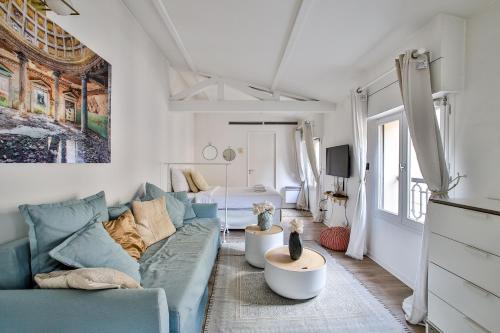 - un salon avec un canapé bleu et un lit dans l'établissement 42.Studio 4Pers#Madeleine#Gallerie La Fayette, à Paris