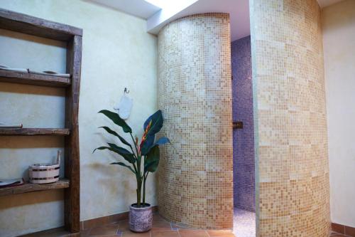 baño con un pilar de ladrillo y una planta en Park Hotel Voznesenskaya Sloboda en Vladimir