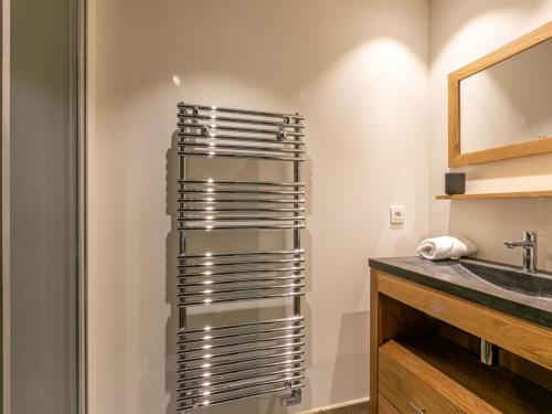 une salle de bain avec un lavabo et un miroir dans l'établissement Appartement de Standing en Duplex à Val-d'Isère avec Balcon, Parking et Wifi - FR-1-694-22, à Val dʼIsère