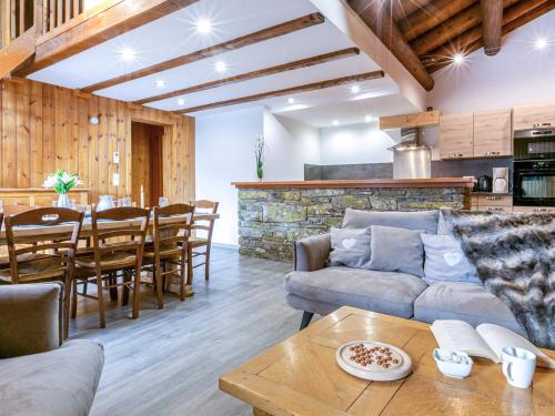 Duplex montagnard rustique avec cheminée, au vieux village de Val-d'Isère, au pied des pistes