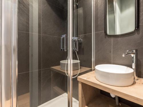 une salle de bain avec un lavabo et une douche dans l'établissement Superbe 3 pièces au centre de Val-d'Isère, haut standing, Wi-Fi, 2 salles d'eau, proche commodités - FR-1-694-34, à Val dʼIsère