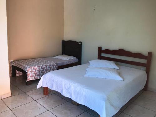 1 dormitorio con 2 camas en una habitación en Pousada Catarinense, en Chapada dos Guimarães