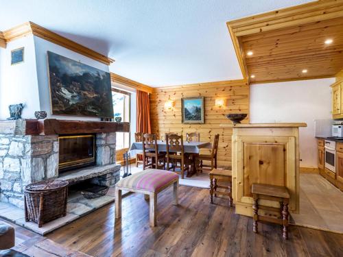 Appartement élégant aux pieds des pistes avec cheminée et WiFi