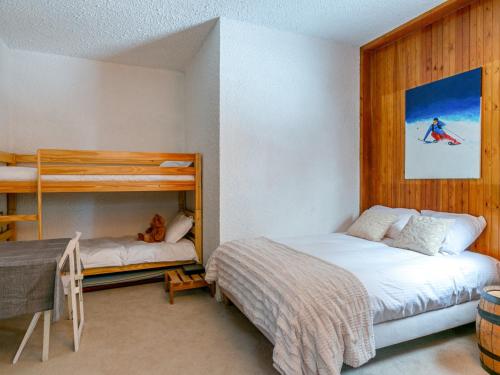 a bedroom with two beds and a bunk bed at Appartement Val-d'Isère, 2 pièces, 6 personnes - FR-1-694-54 in Val-d'Isère