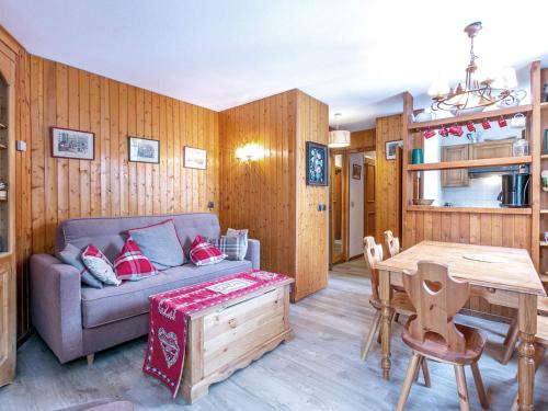 Appartement Chaleureux avec Parking et Accès Facile aux Pistes à Val-d'Isère - FR-1-694-233