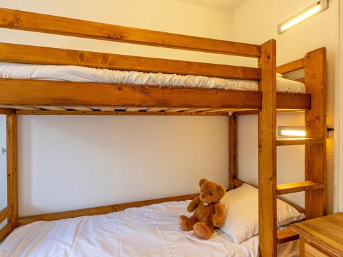 - un ours en peluche assis au-dessus d'un lit superposé dans l'établissement Studio cabine au pied des pistes, idéal pour 4 personnes, proche village enfants, parking inclus - FR-1-694-66, à Val dʼIsère