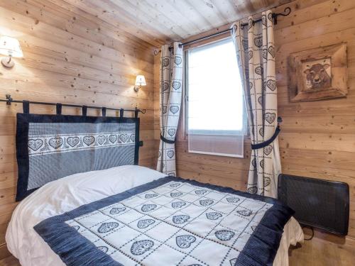 a bedroom with a bed in a wooden cabin at Appartement Val-d'Isère, 2 pièces, 4 personnes - FR-1-694-80 in Val-d'Isère