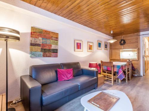 un salon avec un canapé et une table dans l'établissement Appartement 2 pièces avec balcon exposé sud, au cœur de Val-d'Isère et proche des pistes - FR-1-694-282, à Val dʼIsère