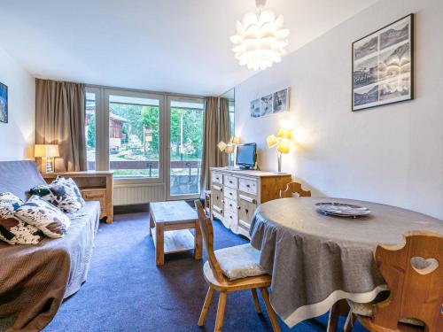 un salon avec une table et une chambre dans l'établissement Coquet studio au cœur de Val-d'Isère, à 2 min des pistes et du centre, 4 pers, balcon sud - FR-1-694-298, à Val dʼIsère