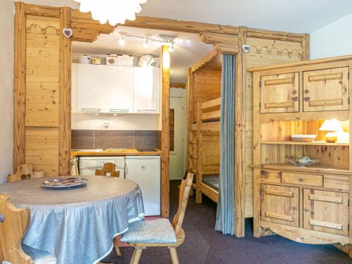 une cuisine et une salle à manger avec une table et des chaises dans l'établissement Coquet studio au cœur de Val-d'Isère, à 2 min des pistes et du centre, 4 pers, balcon sud - FR-1-694-298, à Val dʼIsère
