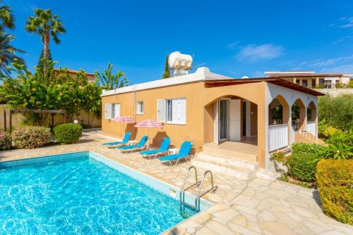 Villa Lela Pente: Large Private Pool, Walk to Beach, A/C, WiFi, Car Not Required, Eco-Friendly      