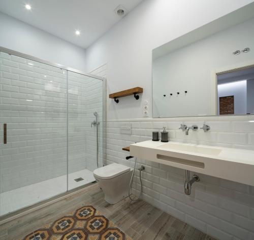 La salle de bains est pourvue de toilettes, d'un lavabo et d'une douche. dans l'établissement Santa Escolástica en pleno centro de Granada, à Grenade