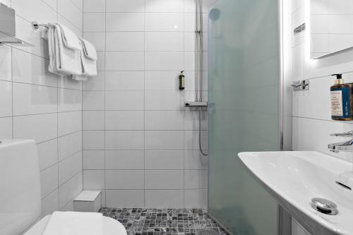 Bilik mandi di Palm Tree Hotel, Best Western Signature Collection