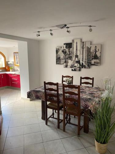 une pièce avec une table et deux chaises et un lit dans l'établissement Bel Appartement modernisé - 4 pers- Terrasse ensoleillée, à Villar-Saint-Pancrace