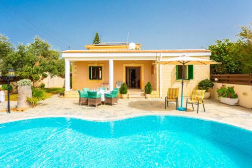 Villa Constantinos: Large Private Pool, Walk to Beach, Sea Views, A/C, WiFi, Car Not Required       