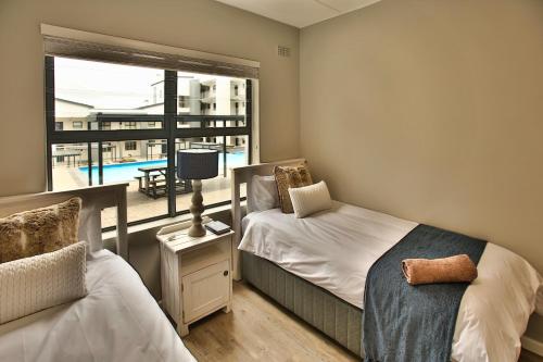 ランゲバーンにあるNIVICA Lifestyle Living 18のベッドルーム1室(ベッド2台、窓付)