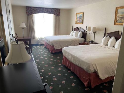 EurekaにあるSureStay Hotel by Best Western Eurekaのベッド2台と窓が備わるホテルルームです。