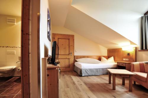 Una cama o camas en una habitación de Fischerwirt am See