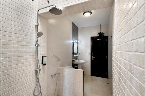 La salle de bains est pourvue d'une douche et d'un lavabo. dans l'établissement Casa Guenia I, à Teguise