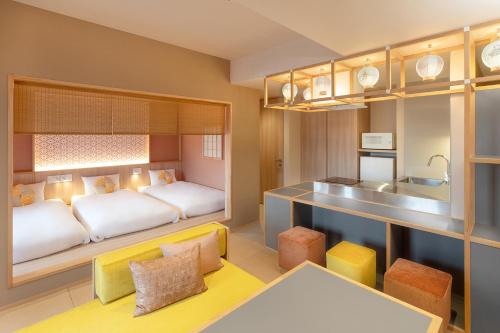 mały pokój z 2 łóżkami i kuchnią w obiekcie OMO5 Kyoto Gion by Hoshino Resorts w mieście Kioto
