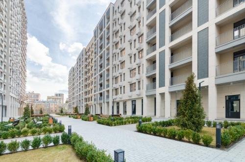 un edificio de apartamentos con un patio con plantas en 18037 Designer apartments in the residential complex "Yaroslaviv Grad" en Kiev