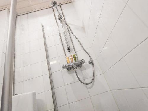 eine Dusche mit einem Schlauch im Bad in der Unterkunft Residential Hotels Helsinki Center in Helsinki
