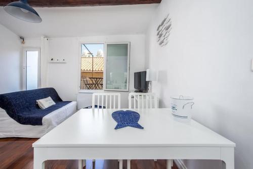 Plein coeur du Panier avec terrasse 2 à 4 personnes arrivée avant 19h