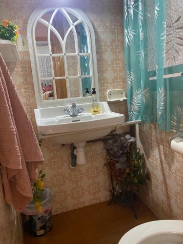 bagno con lavandino e specchio di Guest House Capitan Meca ad Alicante