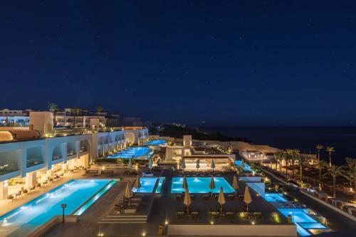 White Hills Resort في شرم الشيخ: اطلالة على مسبح الفندق ليلا