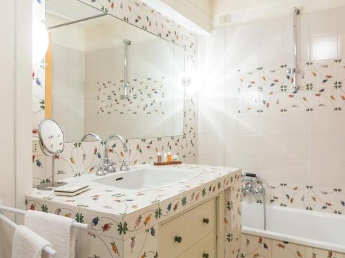 bagno con lavandino, vasca e specchio di Historic Venetian Style Castle in Piombino Dese with Pool a Piombino Dese