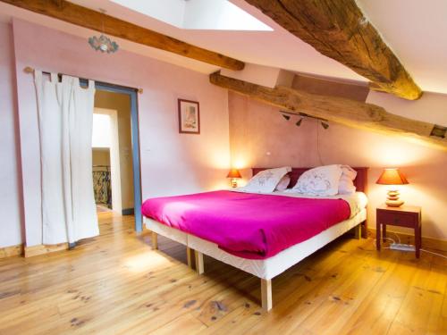 una camera con un grande letto e un copriletto rosa di Stunning Holiday Home with Fenced Garden, Garage,BBQ,Heating a Seigneulles