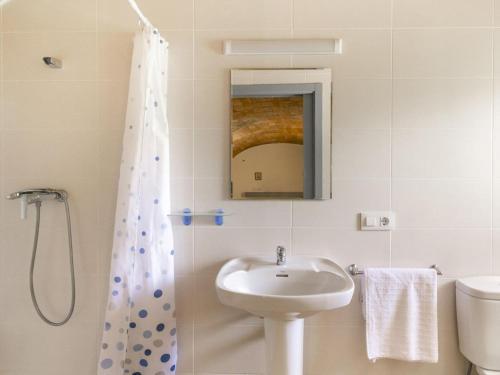bagno bianco con lavandino e doccia di Pleasant holiday home in La Vall with private pool a La Vall