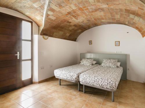una camera con letto e soffitto in legno di Pleasant holiday home in La Vall with private pool a La Vall