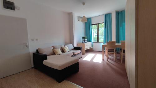 A seating area at Beach Pool and Spa Apartment in Marina Cape