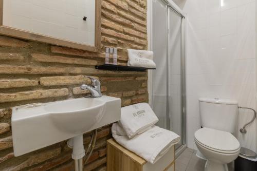 Koupelna v ubytování EL ZAGUÁN DE LA JUDERÍA