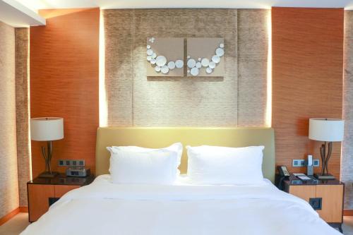 Ένα ή περισσότερα κρεβάτια σε δωμάτιο στο Holiday Inn Nanjing Xuanwu Lake by IHG