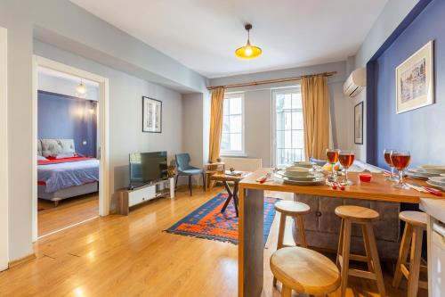 un soggiorno con cucina e una camera da letto di Galata Port Apartments a Istanbul